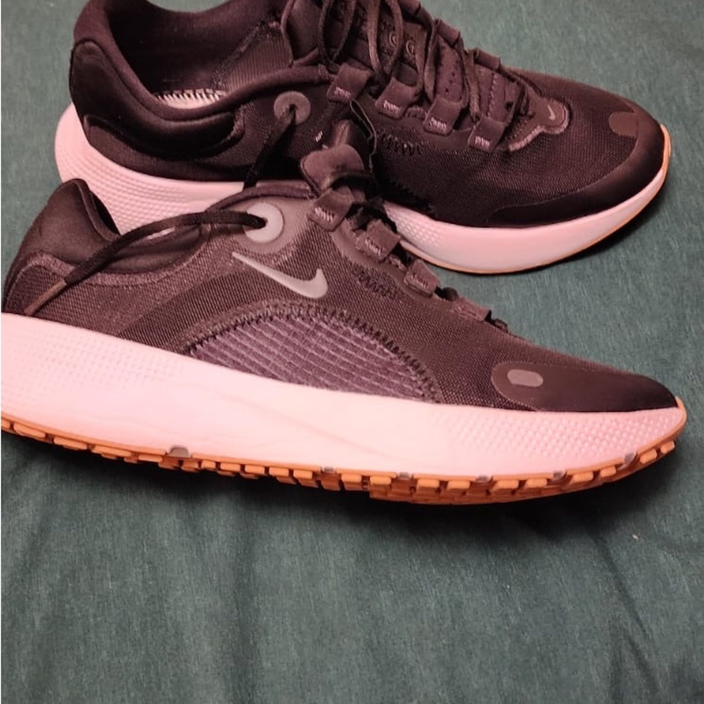 Nike Women's Black and White Sneakers